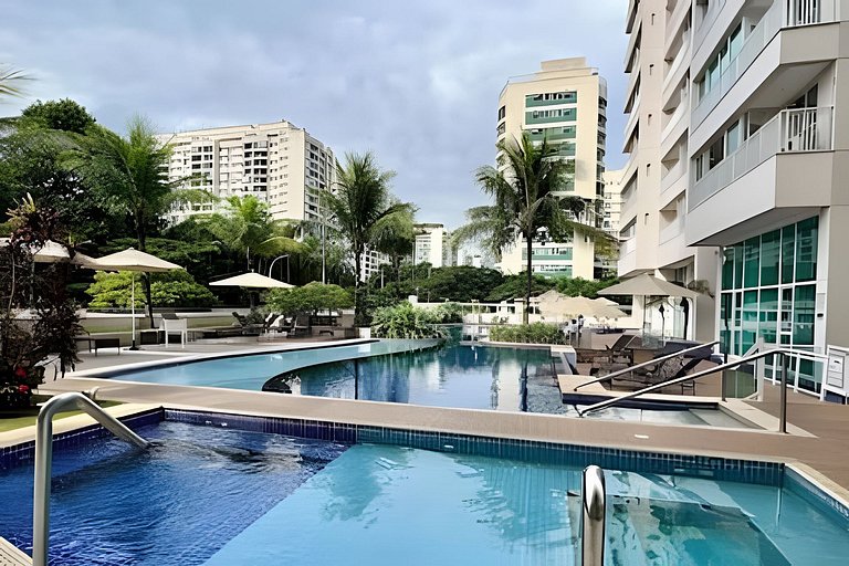 Suíte com mini cozinha e piscina